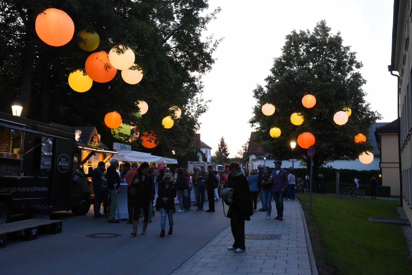 Tolle Stimmung mit Lichtkugeln (Licht & Kunst e.V., illuminist.de) und Foodtrucks in der Schloßstraße