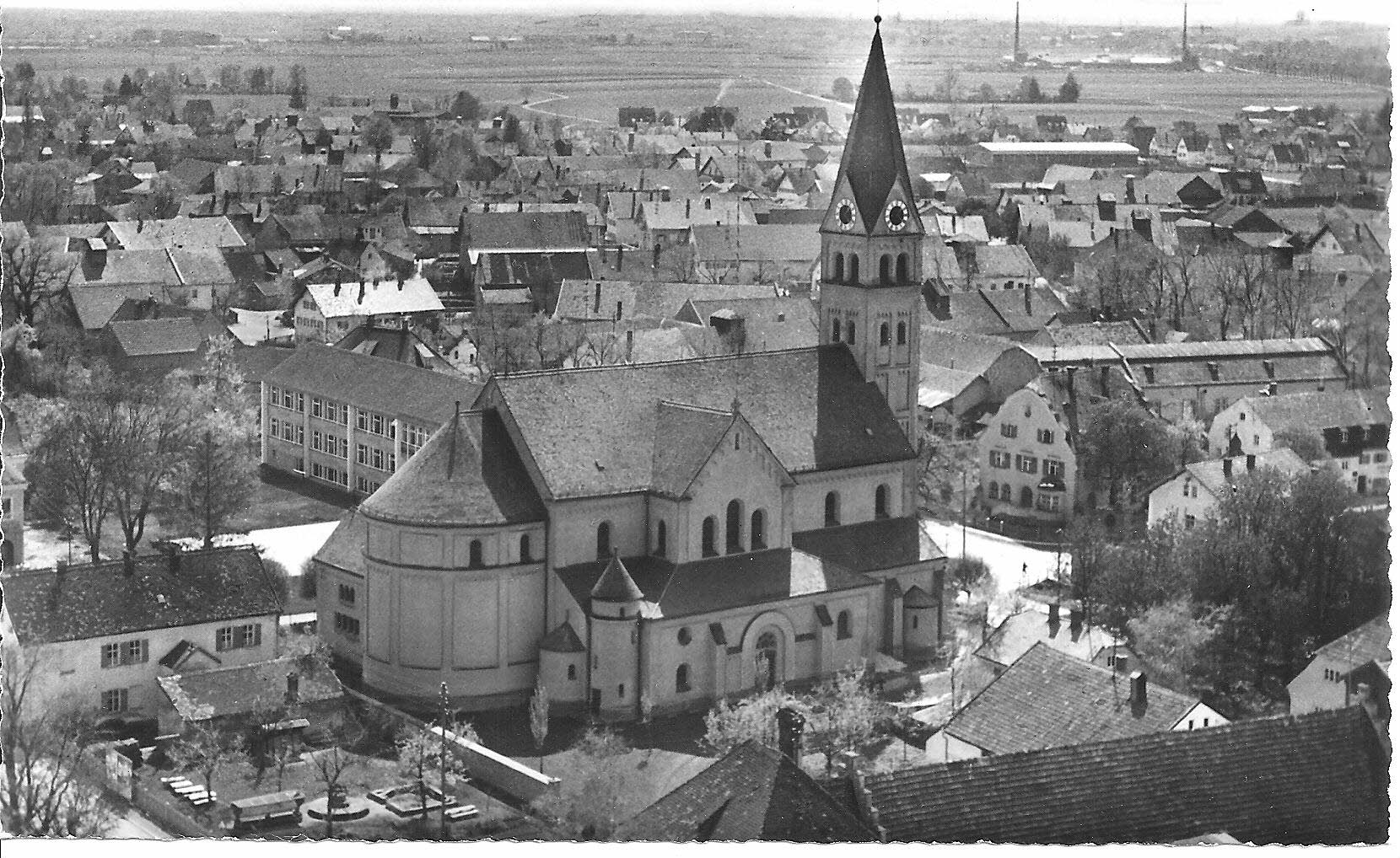 Postkarte; neuromanische Pfarrkirche St. Johann Baptist (1904 bis 1974); Gemeindearchiv Ismaning